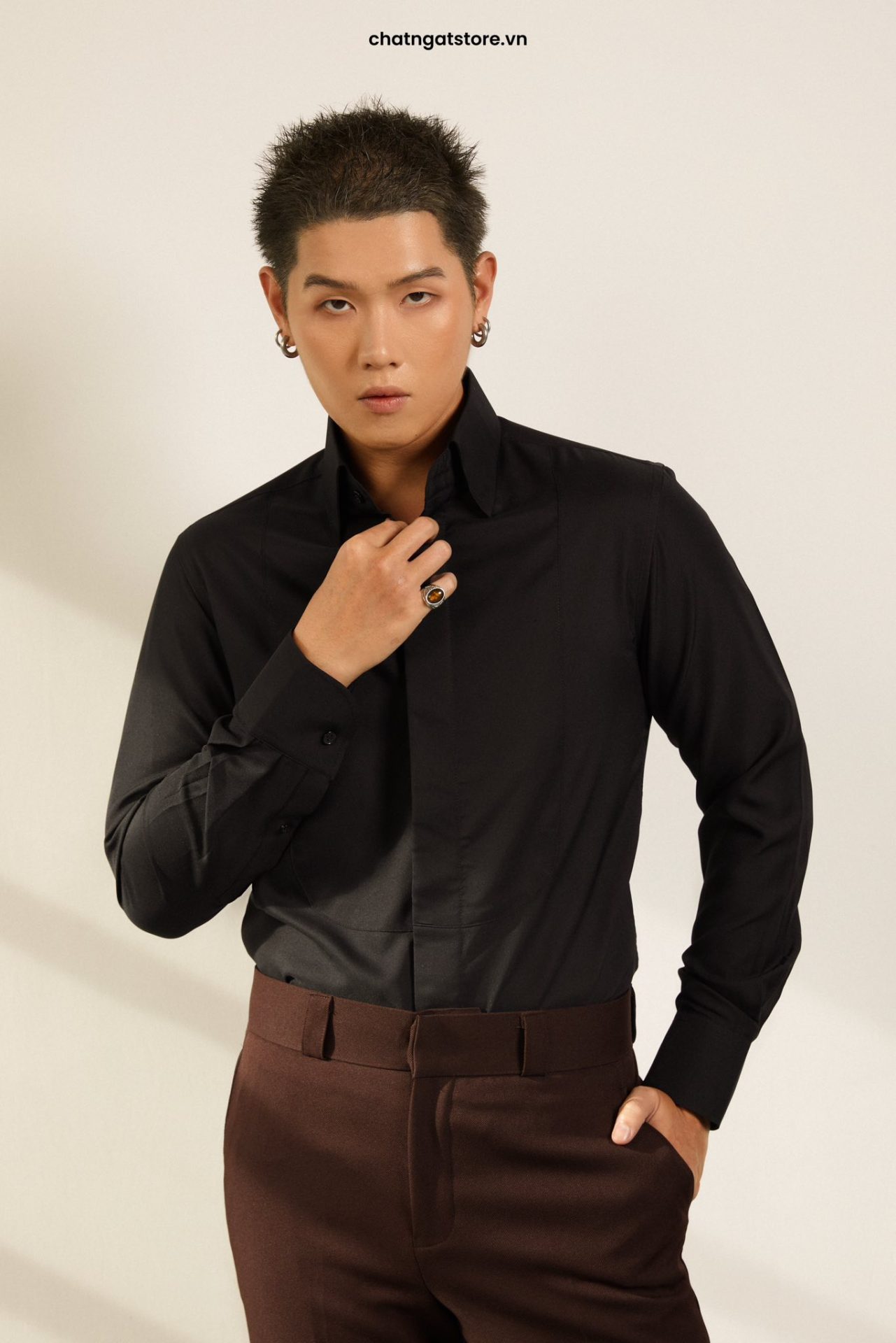 SƠ MI ĐEN ĐẮP NGỰC